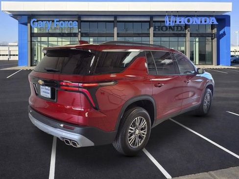 Used 2025 Chevrolet Traverse LT FWD image 2