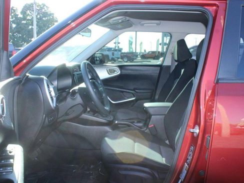 Used 2023 Kia Soul LX image 8