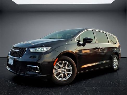 Used 2023 Chrysler Pacifica Touring-L FWD image 3