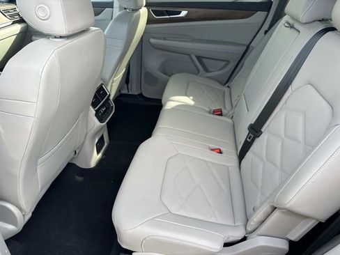 Used 2025 Volkswagen Atlas SE image 16