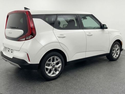 Used 2025 Kia Soul LX w/ LX Technology Package FWD image 9