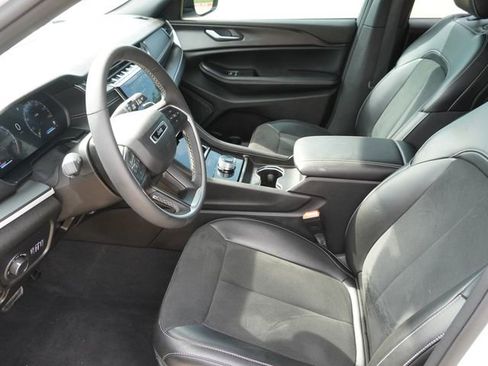 Used 2024 Jeep Grand Cherokee Altitude AWD/4WD image 19