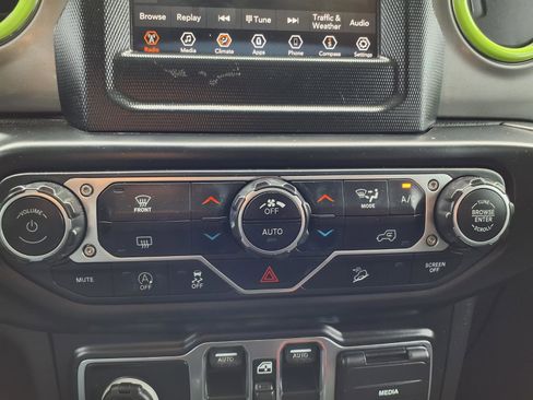 Used 2019 Jeep Wrangler Unlimited Sahara AWD/4WD image 9