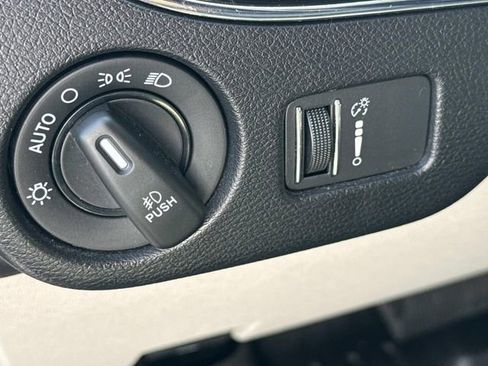 Used 2019 Dodge Grand Caravan SXT w/ Rear Park Assist Package FWD image 12