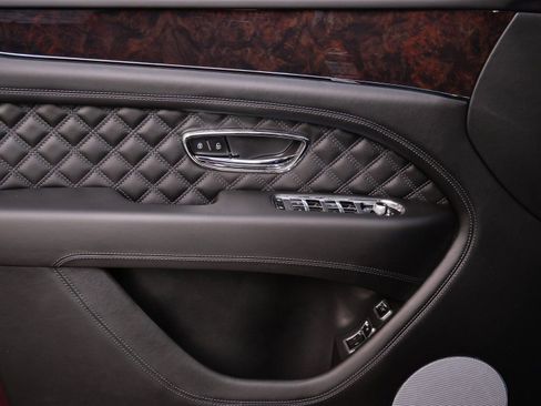 Used 2022 Bentley Bentayga image 17