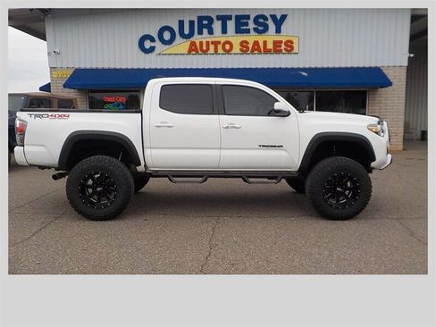 Used 2019 Toyota Tacoma TRD Off-Road image 11