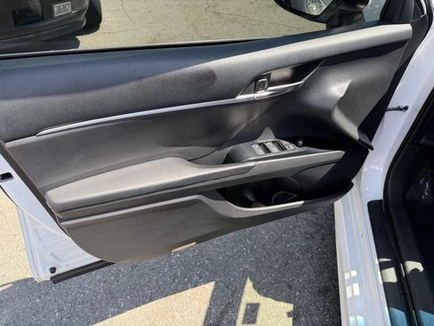 Used 2018 Toyota Camry SE FWD image 8