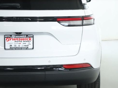 Used 2023 Jeep Grand Cherokee Altitude AWD/4WD image 43