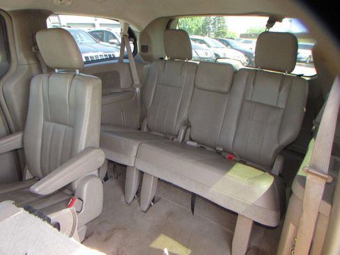 Used 2015 Chrysler Town & Country Touring image 15