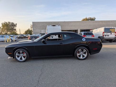 Used 2016 Dodge Challenger SXT image 9