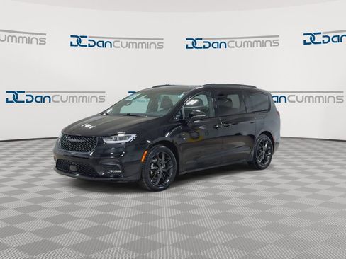 Used 2025 Chrysler Pacifica Limited image 4