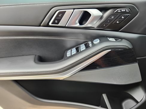 Certified 2025 BMW X7 M60i AWD/4WD image 16