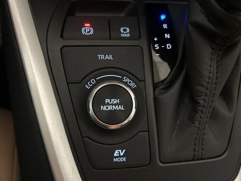 Certified 2025 Toyota RAV4 LE AWD/4WD image 17