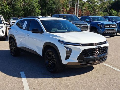 Used 2025 Chevrolet Trax ACTIV w/ Sunroof Package image 2