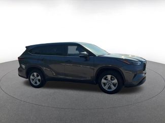 Used 2025 Toyota Highlander LE FWD video 2