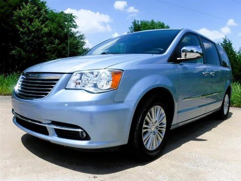 Used 2012 Chrysler Town & Country Touring-L w/ Premium Group FWD image 9