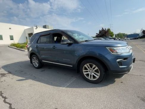 Used 2018 Ford Explorer XLT w/ Equipment Group 202A AWD/4WD image 2
