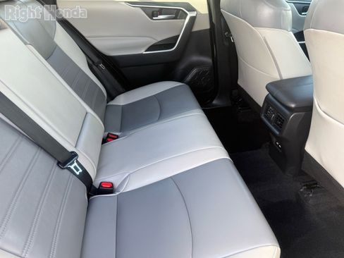 Used 2021 Toyota RAV4 XLE Premium image 27