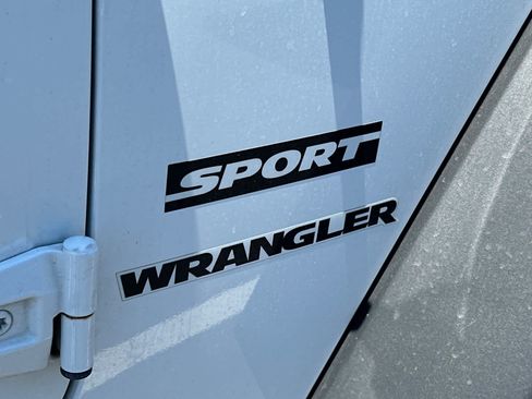 Used 2016 Jeep Wrangler Sport w/ Connectivity Group AWD/4WD image 7