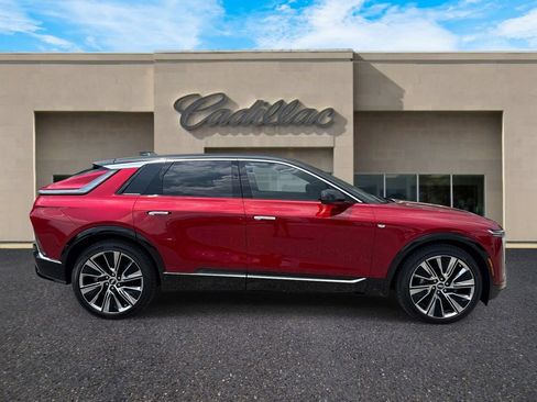 New 2026 Cadillac Lyriq Signature Luxury w/ LPO, Floor Liner Package RWD image 6