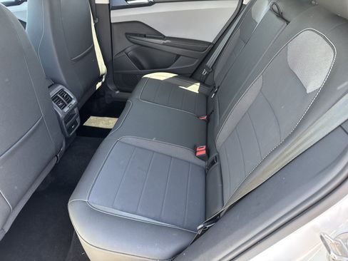 Used 2024 Volkswagen Taos SE image 6