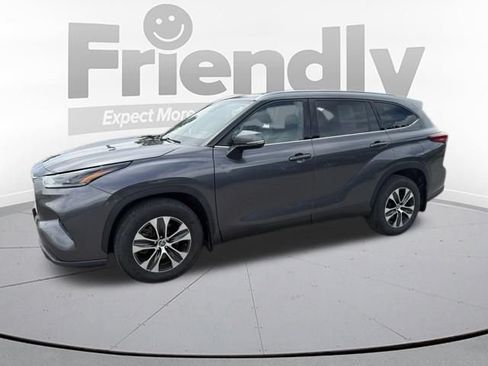 Used 2021 Toyota Highlander XLE AWD/4WD image 2