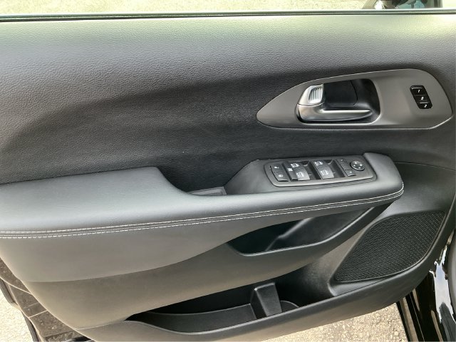 Used 2026 Chrysler Pacifica Select FWD image 29