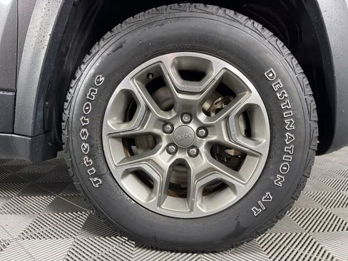Used 2022 Jeep Cherokee Trailhawk w/ Comfort/Convenience Group AWD/4WD image 15