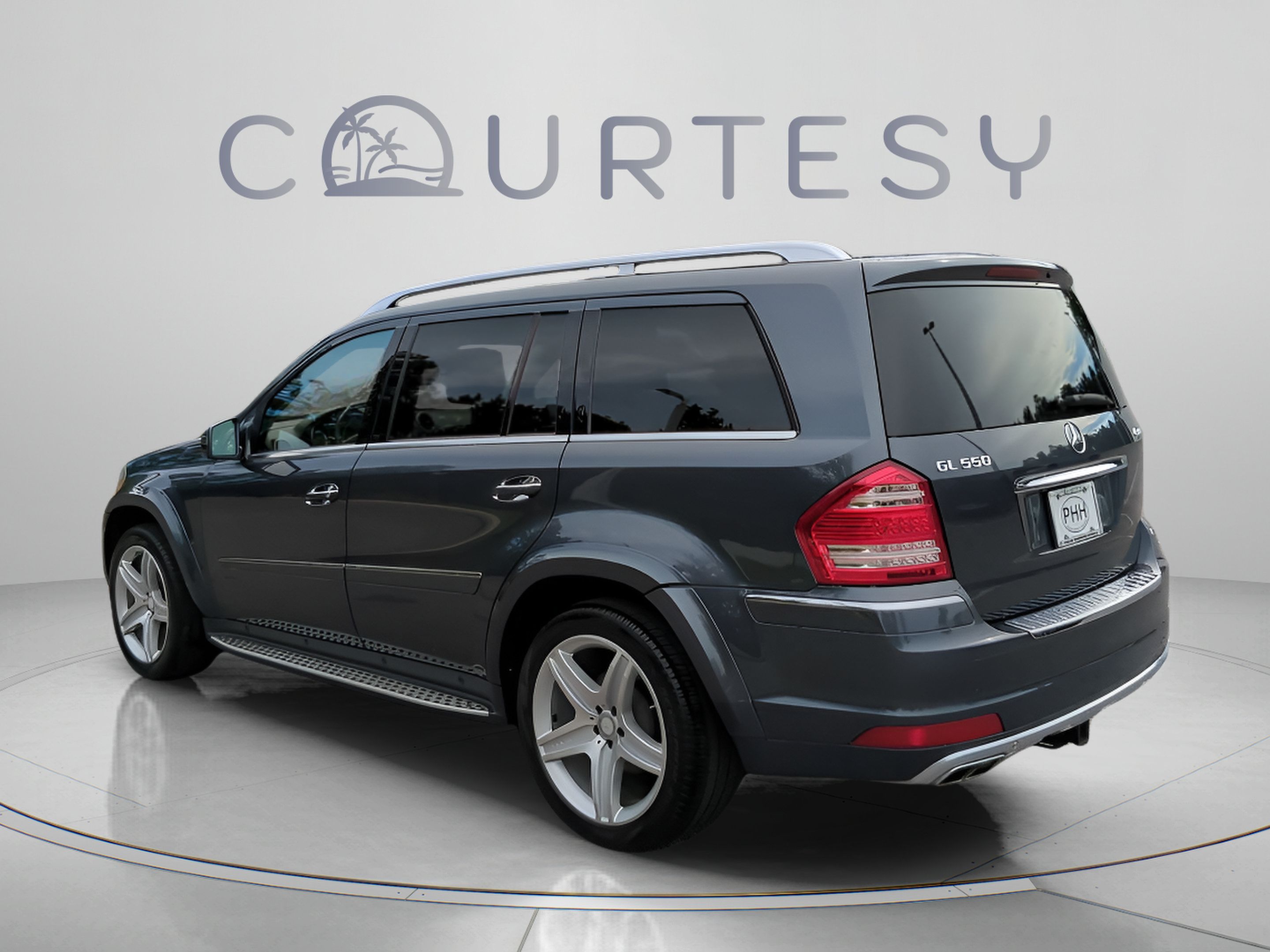 Used 2011 Mercedes-Benz GL 550 4MATIC image 4