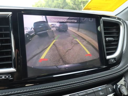 Used 2025 Chrysler Pacifica Limited FWD image 12