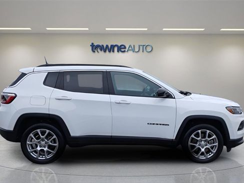Used 2023 Jeep Compass Latitude image 6