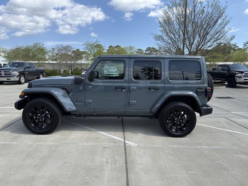 Used 2025 Jeep Wrangler Unlimited Sahara w/ Safety Group AWD/4WD image 6