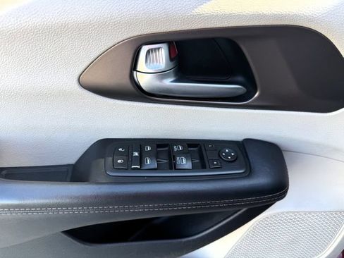 Used 2017 Chrysler Pacifica Touring-L FWD image 15