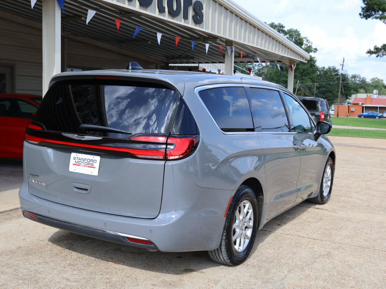 Used 2023 Chrysler Pacifica Touring-L FWD image 6