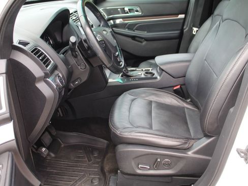Used 2017 Ford Explorer Limited w/ Equipment Group 301A FWD image 10