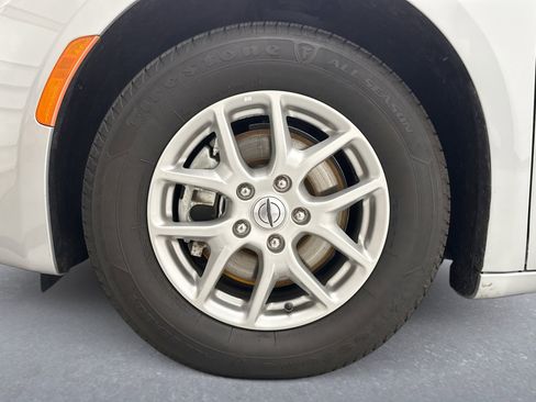 Used 2023 Chrysler Voyager LX image 23