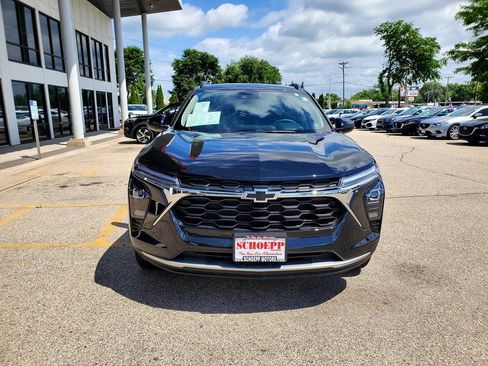 Used 2025 Chevrolet Trax LT w/ LT Convenience Package FWD image 2