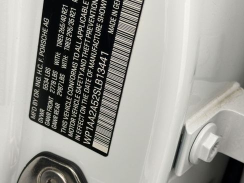 Certified 2025 Porsche Macan AWD/4WD image 26