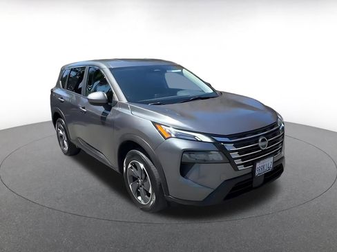 Used 2025 Nissan Rogue SV AWD/4WD image 3