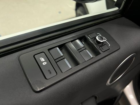 Used 2020 Land Rover Discovery Landmark image 17