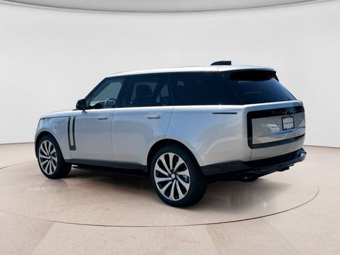 Used 2025 Land Rover Range Rover SE AWD/4WD image 3