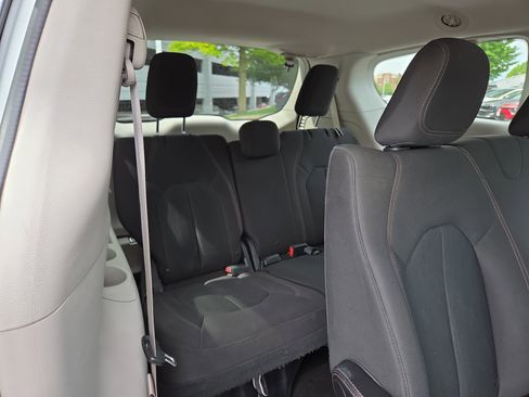 Used 2018 Chrysler Pacifica L FWD image 27
