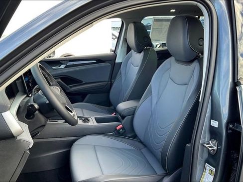 New 2025 Volkswagen Tiguan SE AWD/4WD image 11