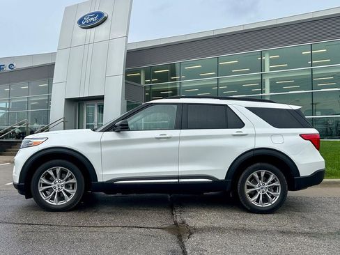 Used 2024 Ford Explorer XLT w/ Equipment Group 202A AWD/4WD image 3