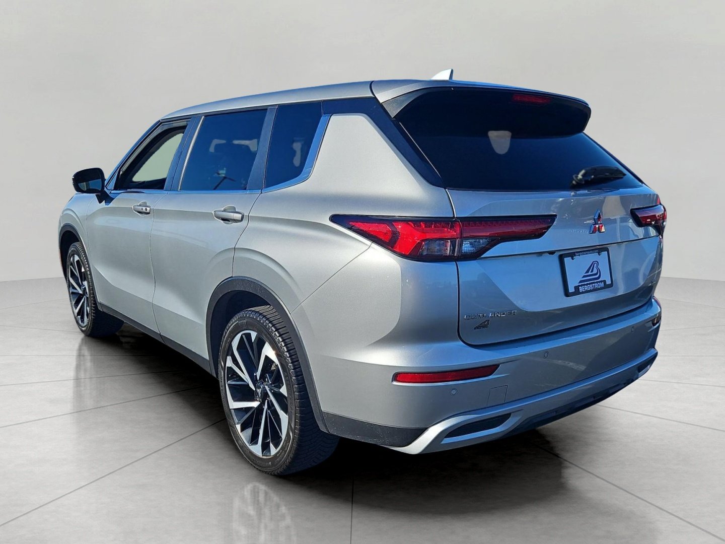 Used 2024 Mitsubishi Outlander AWD image 6