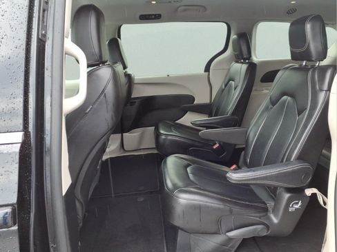 Used 2023 Chrysler Pacifica Touring-L FWD image 20