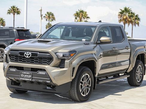 Used 2025 Toyota Tacoma TRD Sport AWD/4WD image 3