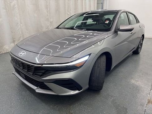 Used 2025 Hyundai Elantra SEL FWD image 4