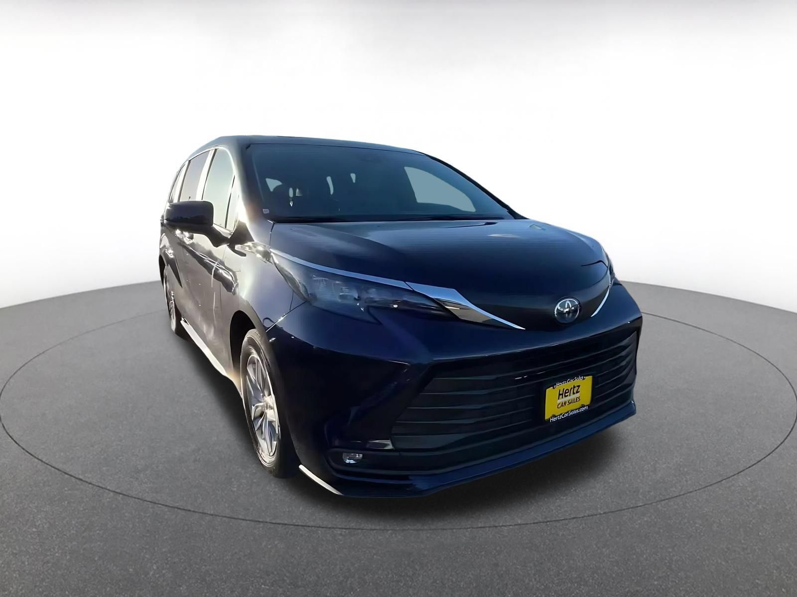 Used 2025 Toyota Sienna XLE FWD image 3