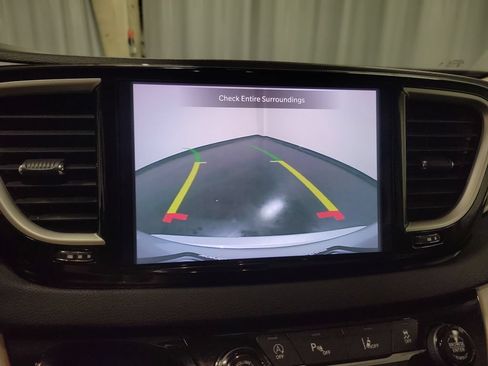 Used 2024 Chrysler Pacifica Touring-L FWD image 16
